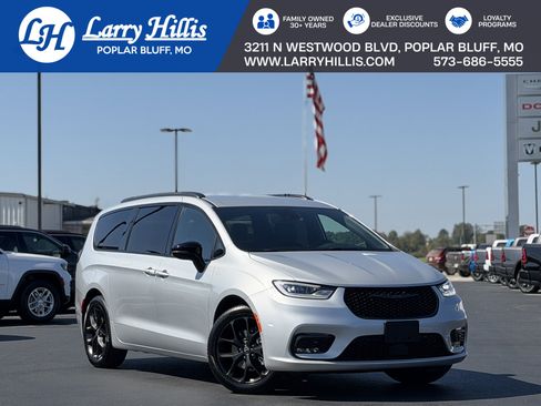 New 2026 Chrysler Pacifica Select w/ S Appearance Package image 1