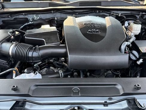 Used 2020 Toyota Tacoma SR5 AWD/4WD image 25