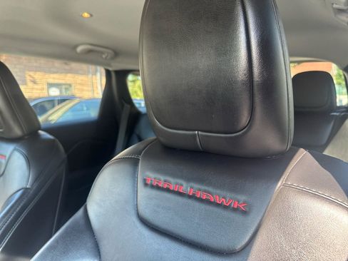 Used 2021 Jeep Cherokee Trailhawk AWD/4WD image 28