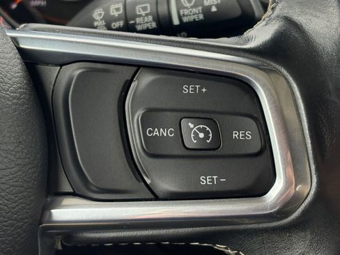 Used 2019 Jeep Wrangler Unlimited Sahara AWD/4WD image 18