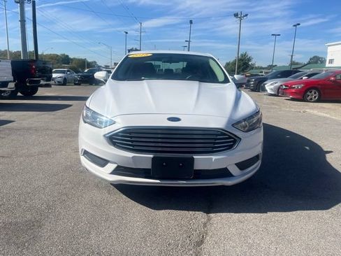 Used 2018 Ford Fusion SE FWD image 2