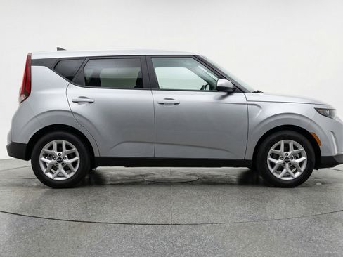 Used 2025 Kia Soul LX w/ LX Technology Package FWD image 11
