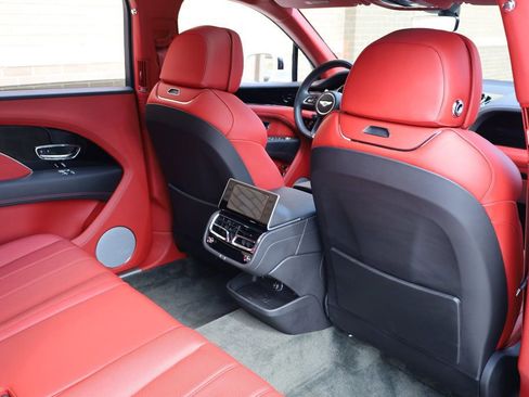 Used 2023 Bentley Bentayga Extended Wheelbase image 29