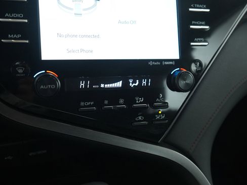 Used 2020 Toyota Camry XLE image 21