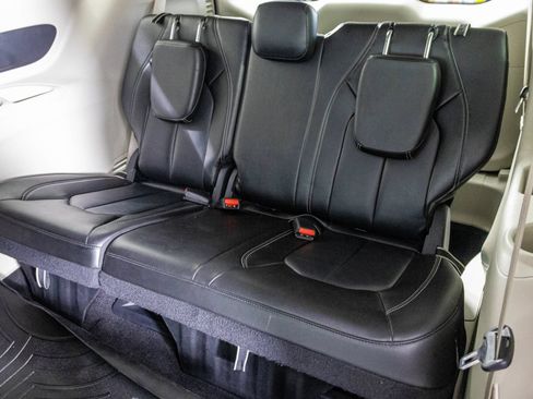 Used 2023 Chrysler Pacifica Touring-L FWD image 36