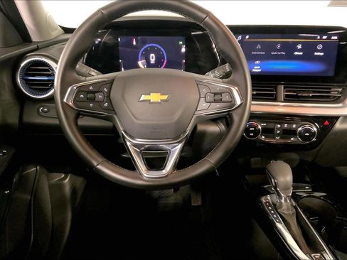 Used 2025 Chevrolet Trax LT w/ LT Convenience Package image 5