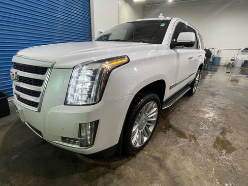 Used 2016 Cadillac Escalade Luxury image 2