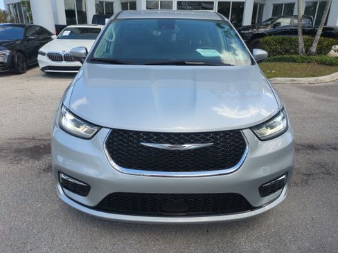 Certified 2023 Chrysler Pacifica Touring-L image 3