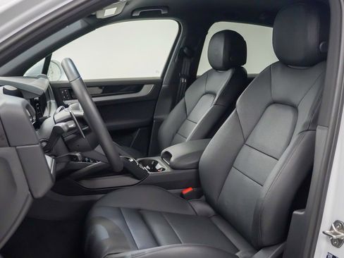 Used 2025 Porsche Cayenne image 5