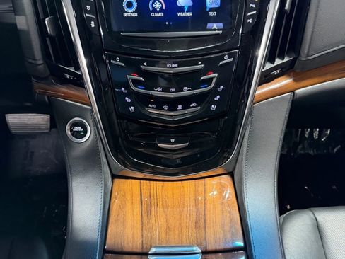 Used 2017 Cadillac Escalade ESV Luxury image 3