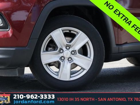 Used 2022 Jeep Compass Latitude FWD image 3