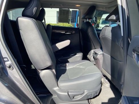 Used 2023 Toyota Highlander Platinum image 16