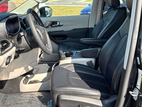 Used 2023 Chrysler Pacifica Touring-L FWD image 29