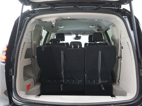 Used 2023 Chrysler Pacifica Touring-L FWD image 18