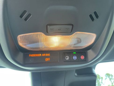 Used 2025 Chevrolet Trax RS FWD image 20