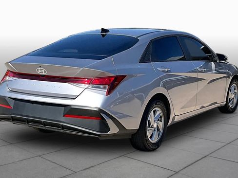 Used 2026 Hyundai Elantra SE FWD image 12