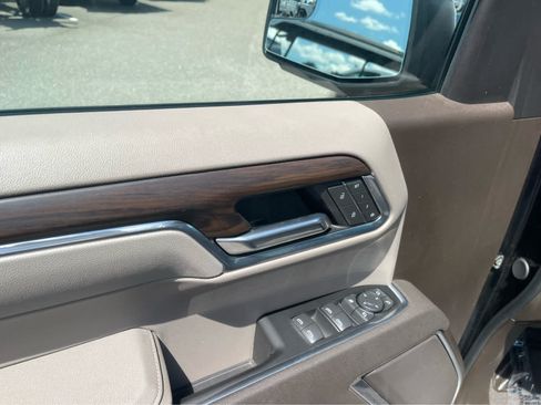 Used 2025 GMC Sierra 1500 SLT AWD/4WD image 11