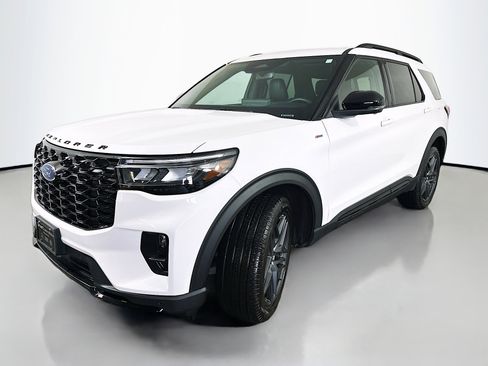 Used 2025 Ford Explorer ST-Line w/ Premium Package image 3