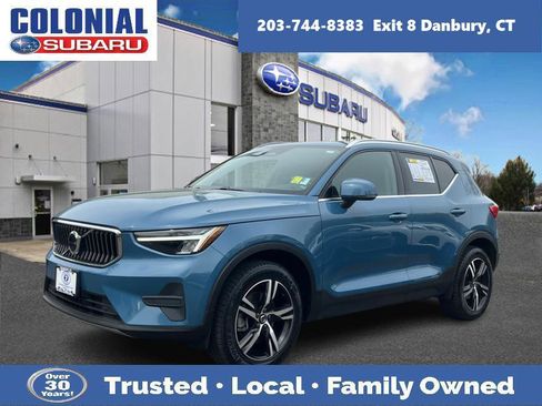Used 2024 Volvo XC40 B5 Core AWD/4WD image 1