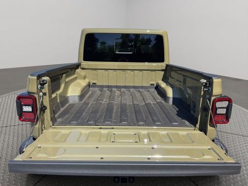 Used 2025 Jeep Gladiator Mojave AWD/4WD image 9