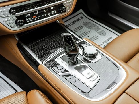 Used 2022 BMW 750i xDrive w/ Executive Package image 31