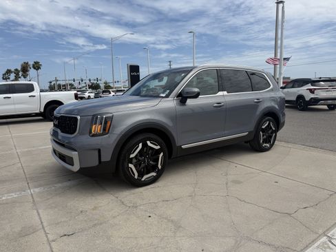 Certified 2024 Kia Telluride EX w/ EX Captain's Chair Package FWD image 9