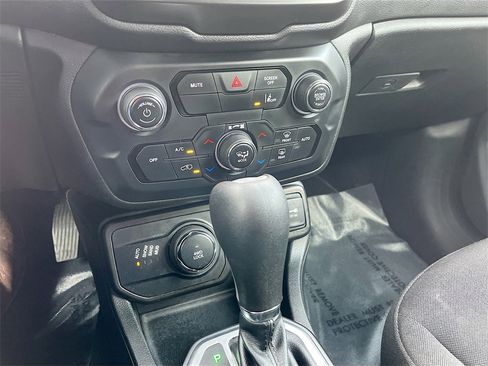 Used 2021 Jeep Renegade Latitude image 17