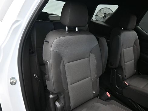 Used 2023 Chevrolet Traverse LT image 39