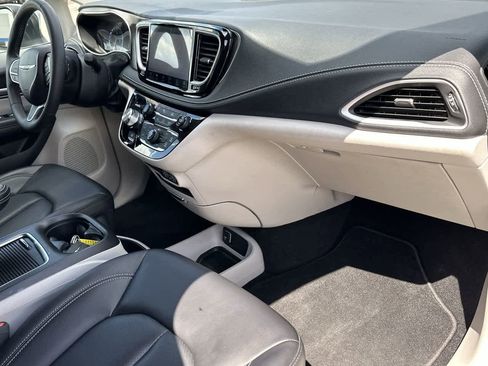 Used 2023 Chrysler Pacifica Touring-L image 21