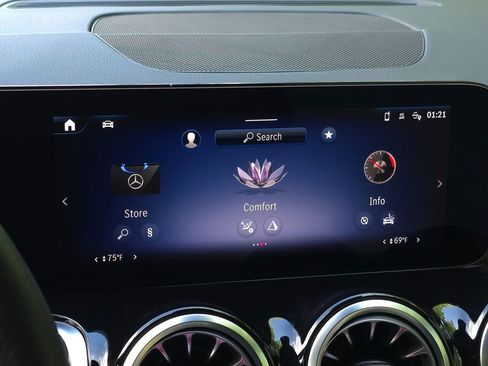 Used 2025 Mercedes-Benz EQB 300 4MATIC image 42