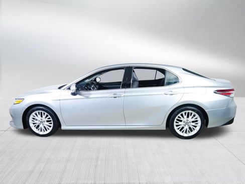 Used 2018 Toyota Camry XLE FWD image 4