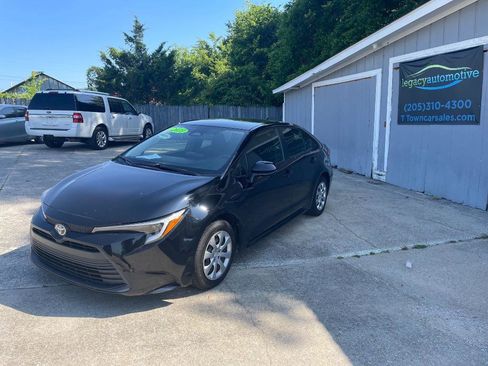 Used 2023 Toyota Corolla LE FWD image 3