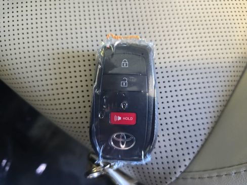 Used 2024 Toyota Prius XLE FWD image 36
