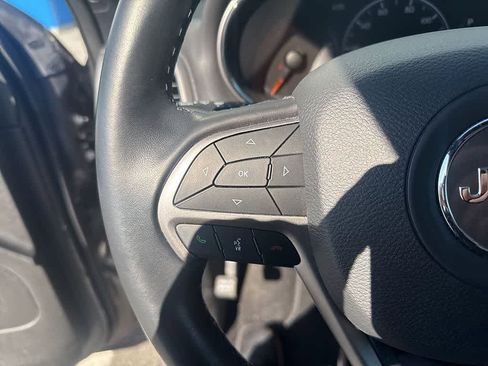 Used 2021 Jeep Grand Cherokee Laredo AWD/4WD image 14