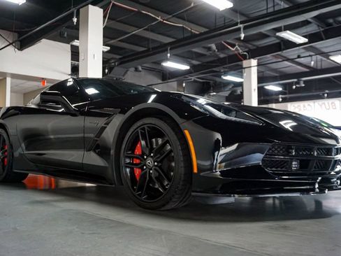 Used 2019 Chevrolet Corvette Stingray Coupe RWD image 2