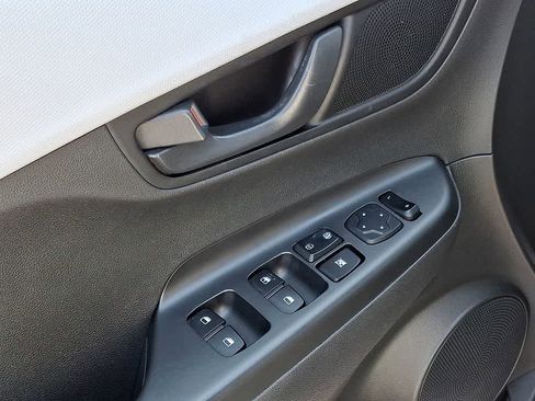 Used 2019 Hyundai Kona SE w/ Cargo Package image 11