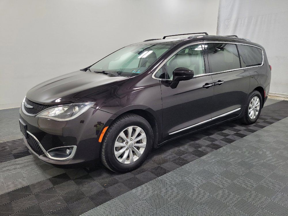 Used 2019 Chrysler Pacifica Touring-L FWD image 2