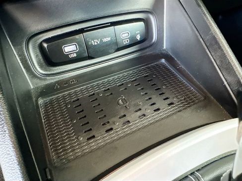 Used 2024 Hyundai Venue Limited FWD image 32