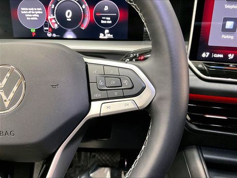 Used 2025 Volkswagen Tiguan SE image 22