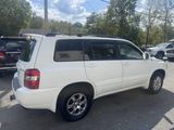 Used 2005 Toyota Highlander 4WD V6 w/ 3rd Row image 3