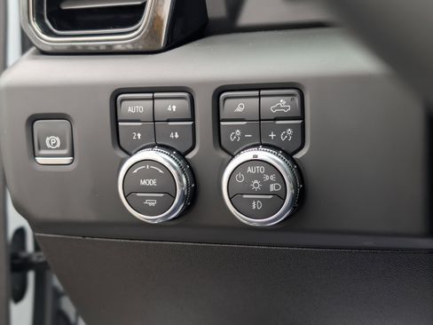 Used 2025 GMC Sierra 2500 AT4 w/ AT4 Premium Plus Package image 31