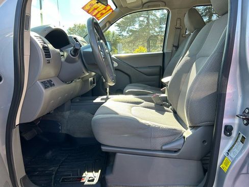 Used 2016 Nissan Frontier SV image 7