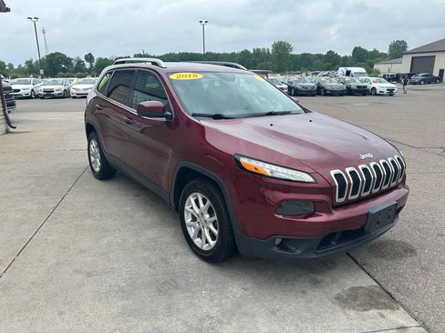 Used 2018 Jeep Cherokee Latitude FWD image 3