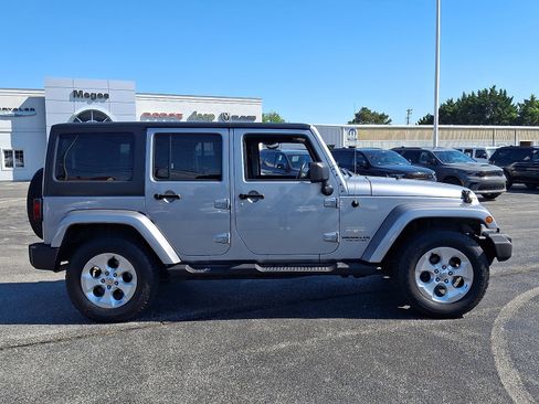 Used 2013 Jeep Wrangler Unlimited Sahara w/ Connectivity Group AWD/4WD image 7
