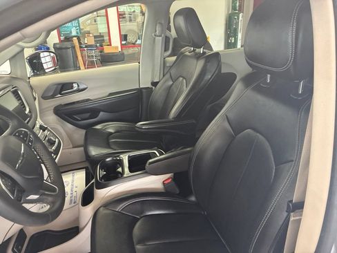 Certified 2024 Chrysler Pacifica Touring-L FWD image 12