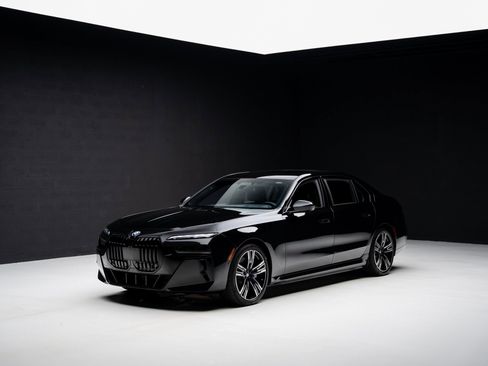 Used 2023 BMW i7 xDrive60 w/ Executive Package 2 image 5