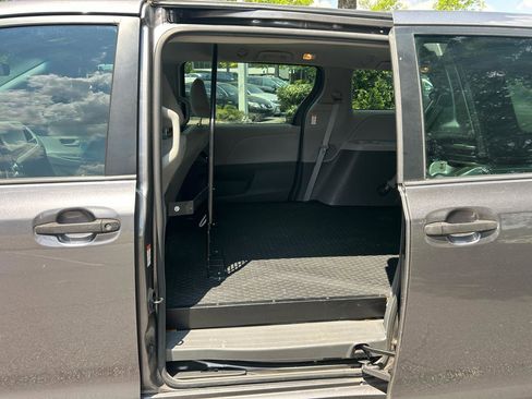 Used 2017 Toyota Sienna L FWD image 14