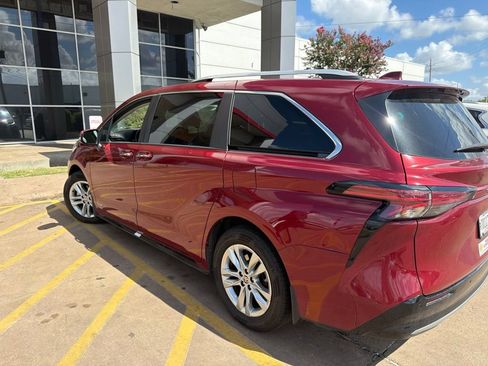 Used 2021 Toyota Sienna Limited FWD image 3