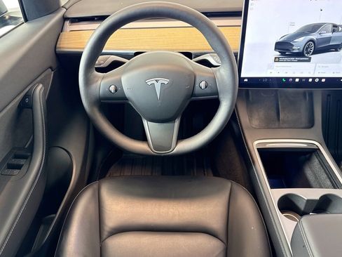 Used 2022 Tesla Model Y Long Range AWD/4WD image 19