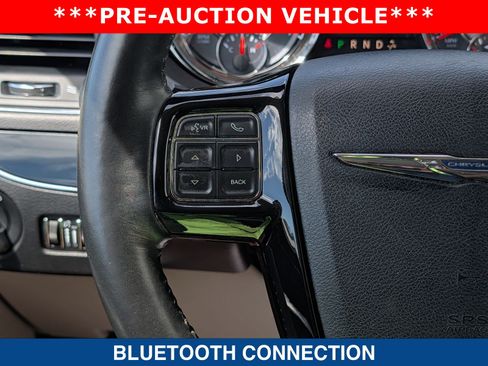 Used 2014 Chrysler Town & Country Touring-L FWD image 27